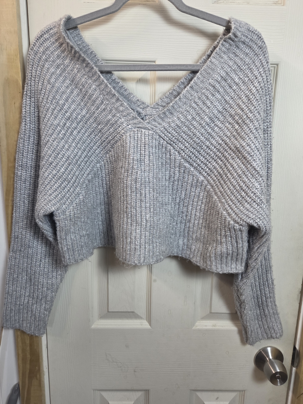 Arizona Jean Company Light Gray V-Neck Ribbed Cropped Sweater